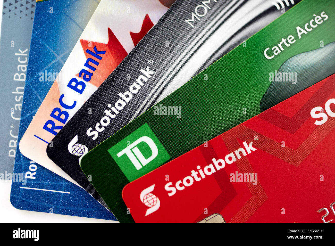 Montréal, Canada - le 21 septembre 2018 : les cartes de crédit de  différentes banques canadiennes. La Banque Scotia, RBC et TD Photo Stock -  Alamy