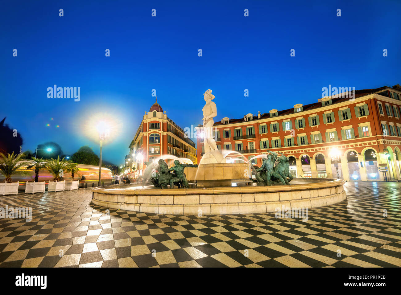 Célèbre Fontaine du Soleil. Place principale de la Place Masséna à Nice la nuit. D'Azur, France Banque D'Images