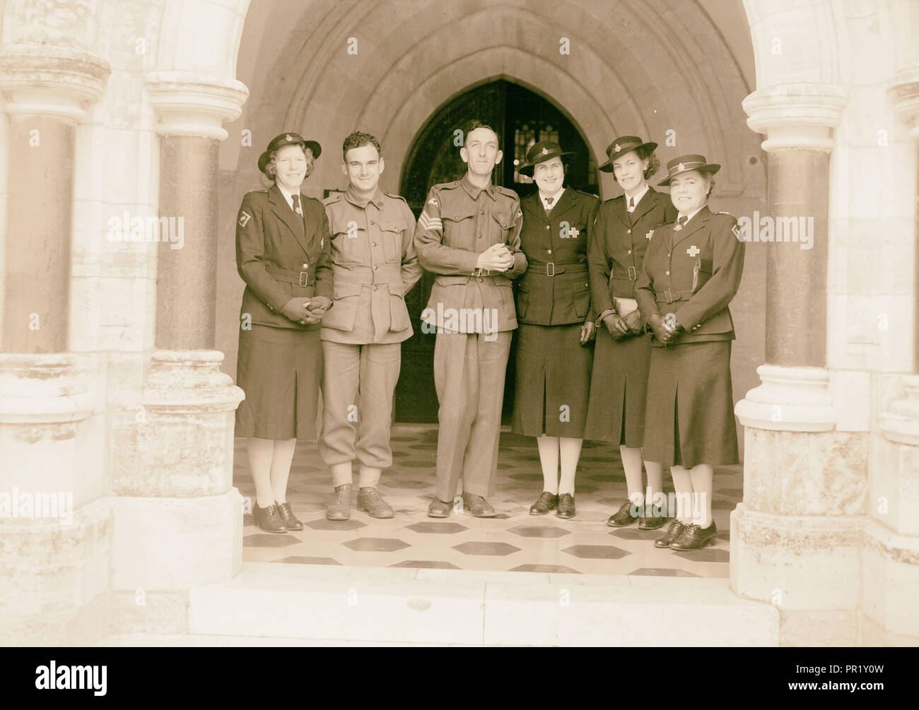 Mariage groupe à St George's. Le Sgt. Brown (Australie). 1940, Jérusalem, Israël Banque D'Images