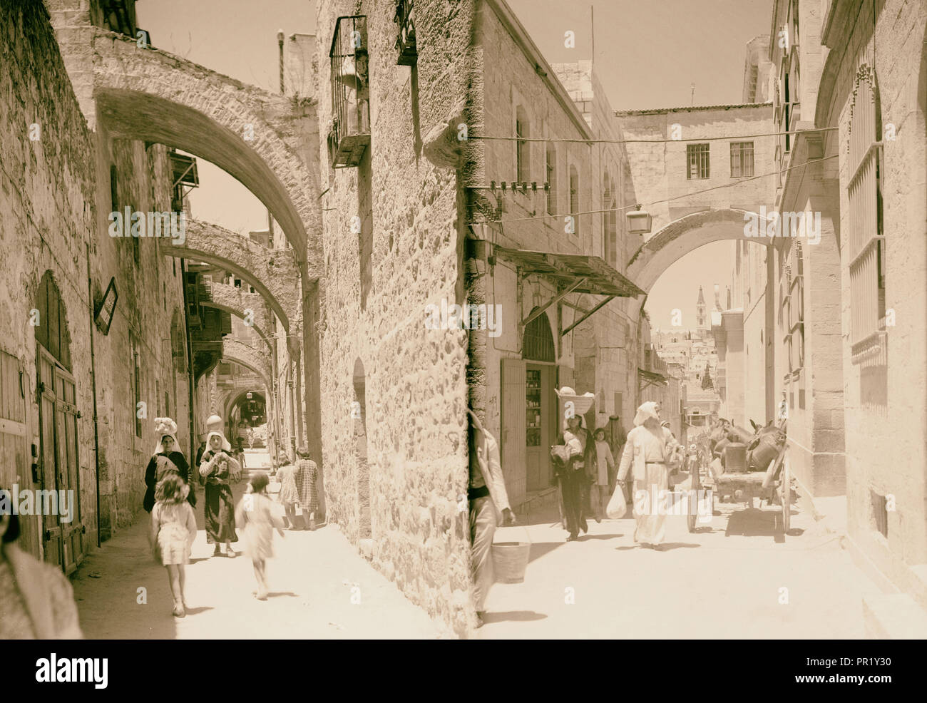 Via Dolorosa (gauche) ; Arch d'Ecce Homo, Via Dolorosa (droite). En 1925, le Moyen-Orient, Israël et/ou Palestine Banque D'Images