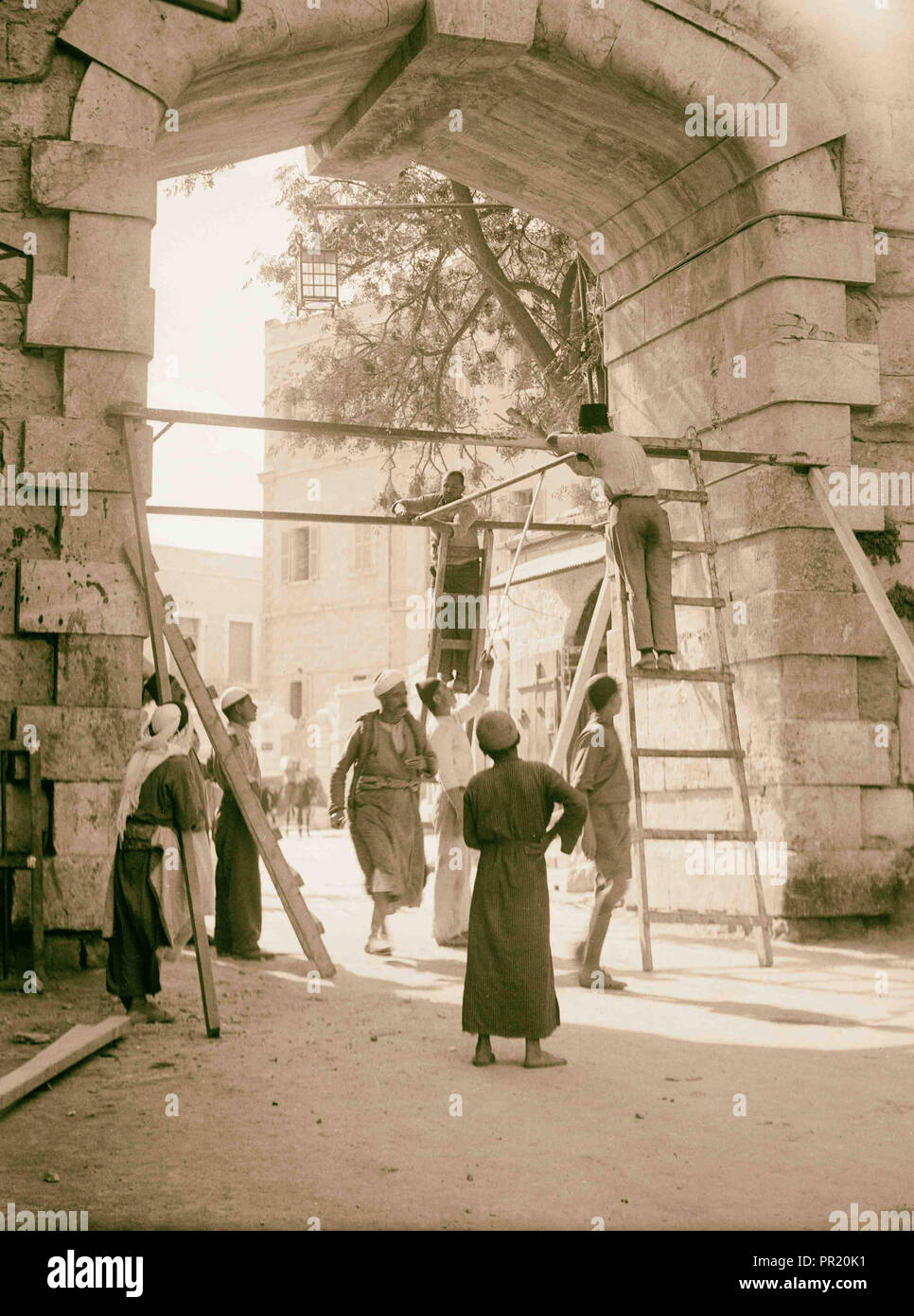 Mettre des portes de fer à la nouvelle porte, 21 oct., 1937 Jérusalem, Israël Banque D'Images