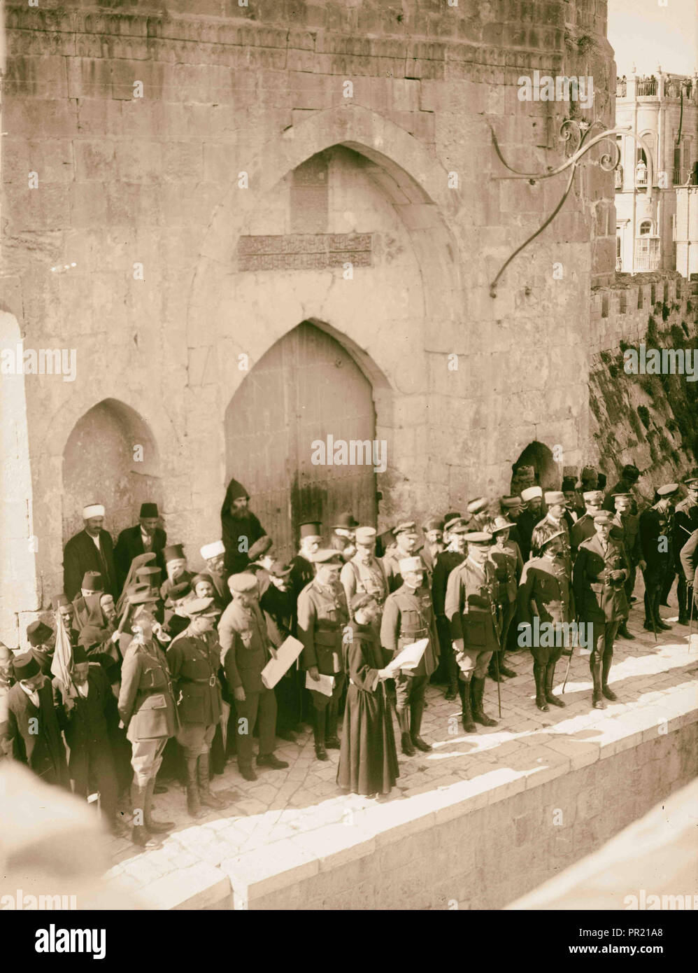 Entrée de Maréchal Allenby, Jérusalem, le 11 décembre 1917, moine franciscain lire la proclamation en italien. 1917 Banque D'Images