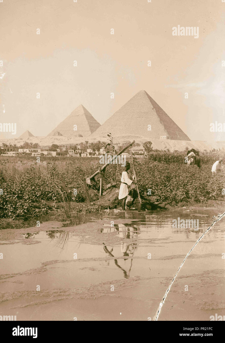 Pyramides de Gizeh. Les trois pyramides avec 'haduf' en premier plan. 1934, l'Égypte, Jīzah, Jizah Banque D'Images
