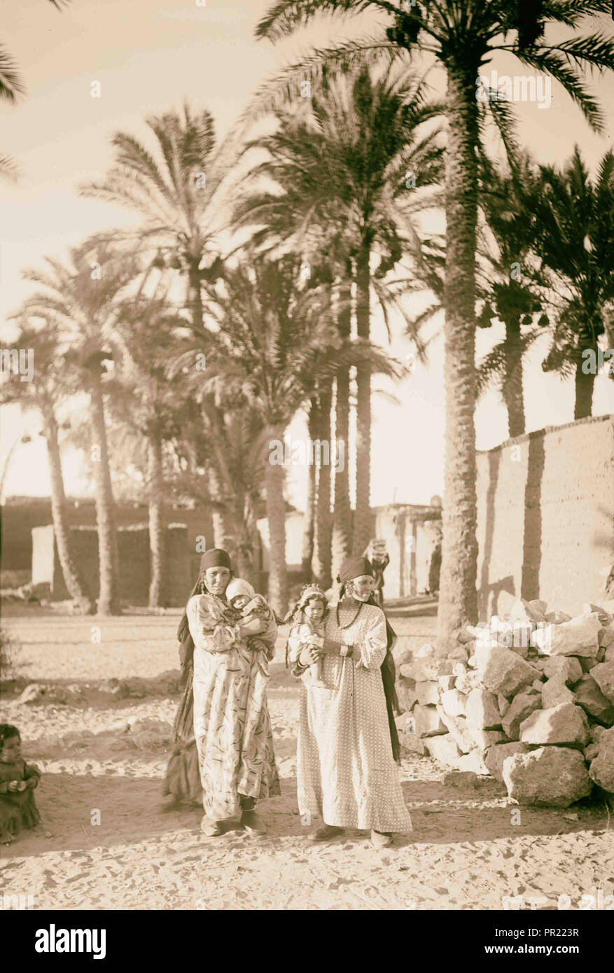 L'Égypte. Types d'agriculture. Paysan avec leurs enfants dans la palmeraie. 1934, l'Égypte Banque D'Images