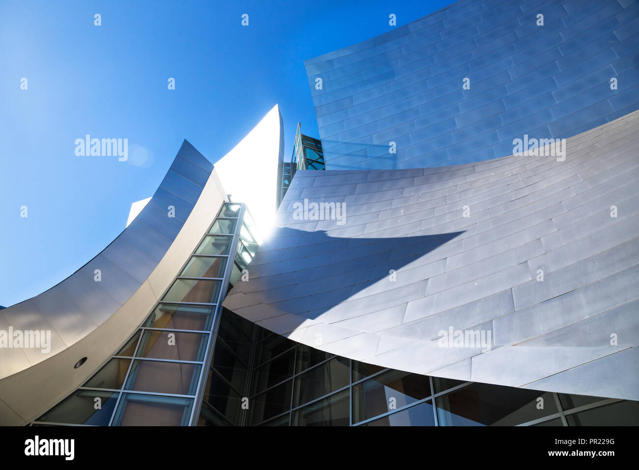 Los Angeles, Californie - Le 24 février 2018 : Détail de Walt Disney Concert Hall avec réflexion sur ciel bleu Banque D'Images