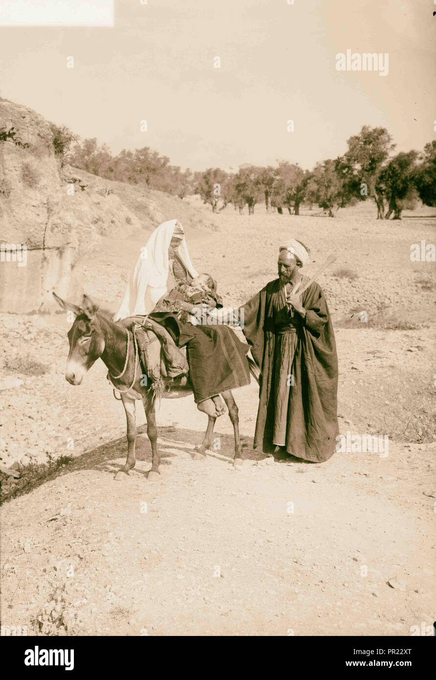 Fuite en Égypte. Types de paysans. Femme et enfant sur Donkey. Homme debout. 1934 Banque D'Images