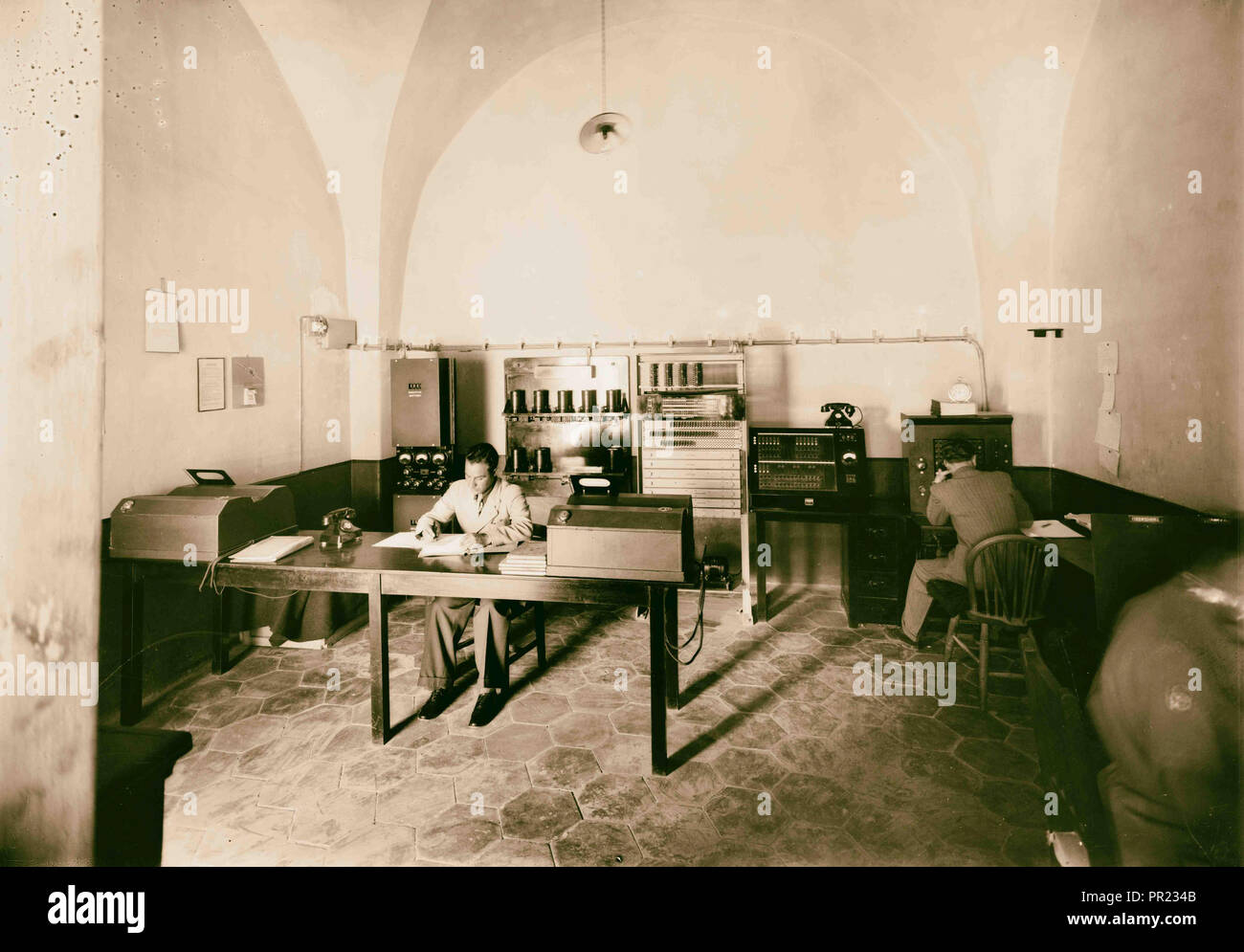 Teliprinter, téléimprimeur dans la caserne de police montrant deux agents de service. 1934, Israël Banque D'Images