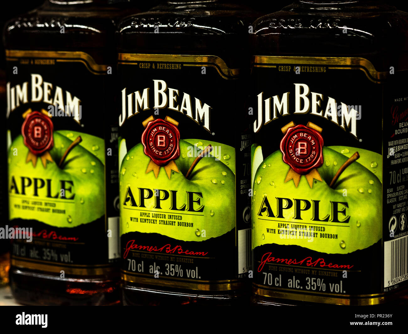 Apple Jim Beam liquer sur l'étagère du magasin. Jim Beam est une marque de whisky bourbon, une filiale de la Suntory Holdings d'Osaka, au Japon. Banque D'Images