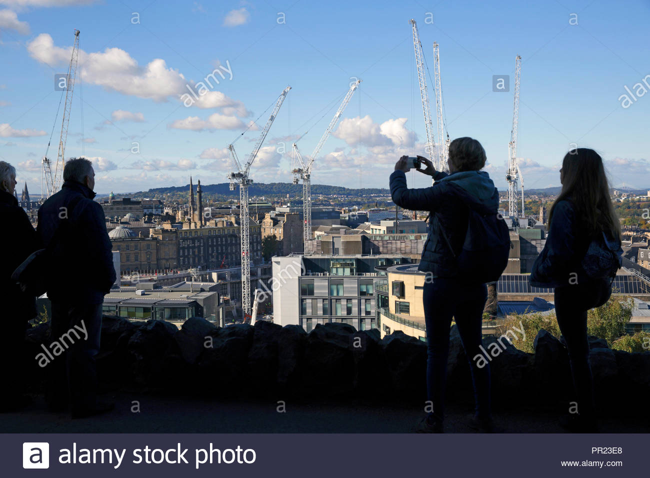 28 septembre 2018 ; touristes sur Calton Hill avec les grues debout au-dessus de la démolition et le réaménagement du St James Centre, Edimbourg Écosse Banque D'Images