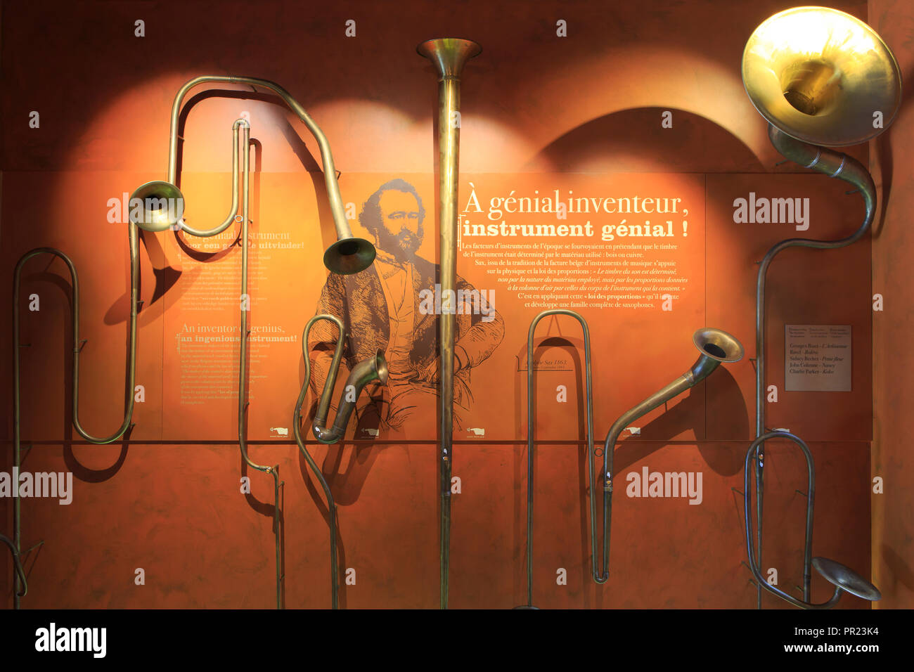 Affichage d'un instrument de musique inventé par Adolphe Sax (1814-1894) y compris le saxophone au musée qui lui est consacré à Dinant, Belgique Banque D'Images