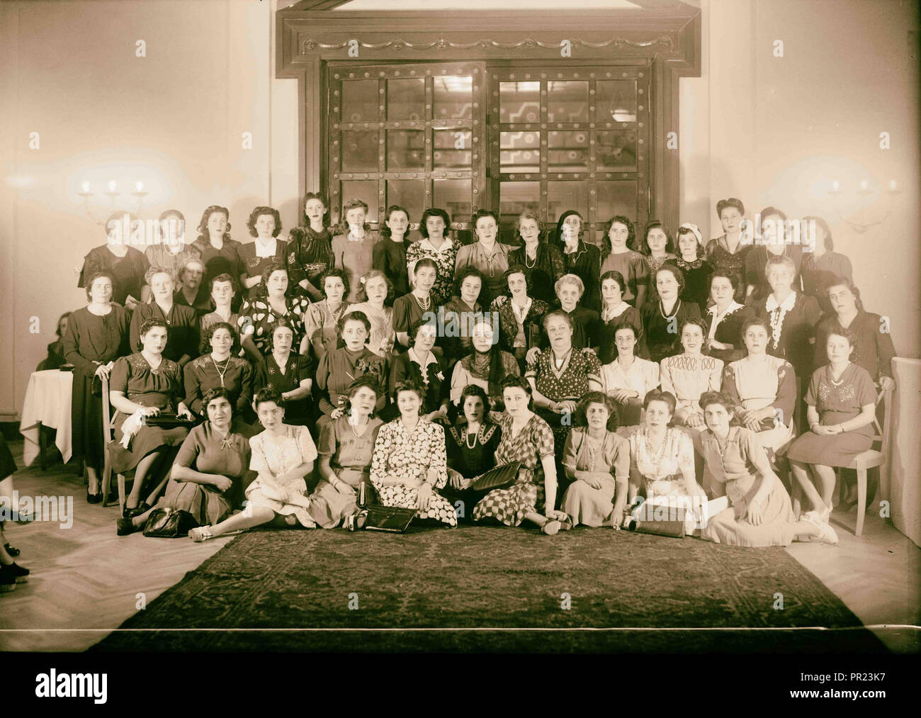 L'Union des femmes arabes. Deuxième groupe. Hôtel King David le 15 septembre 1944 Membres de l'Union des femmes arabes avec Huda Shaʻrawi Banque D'Images
