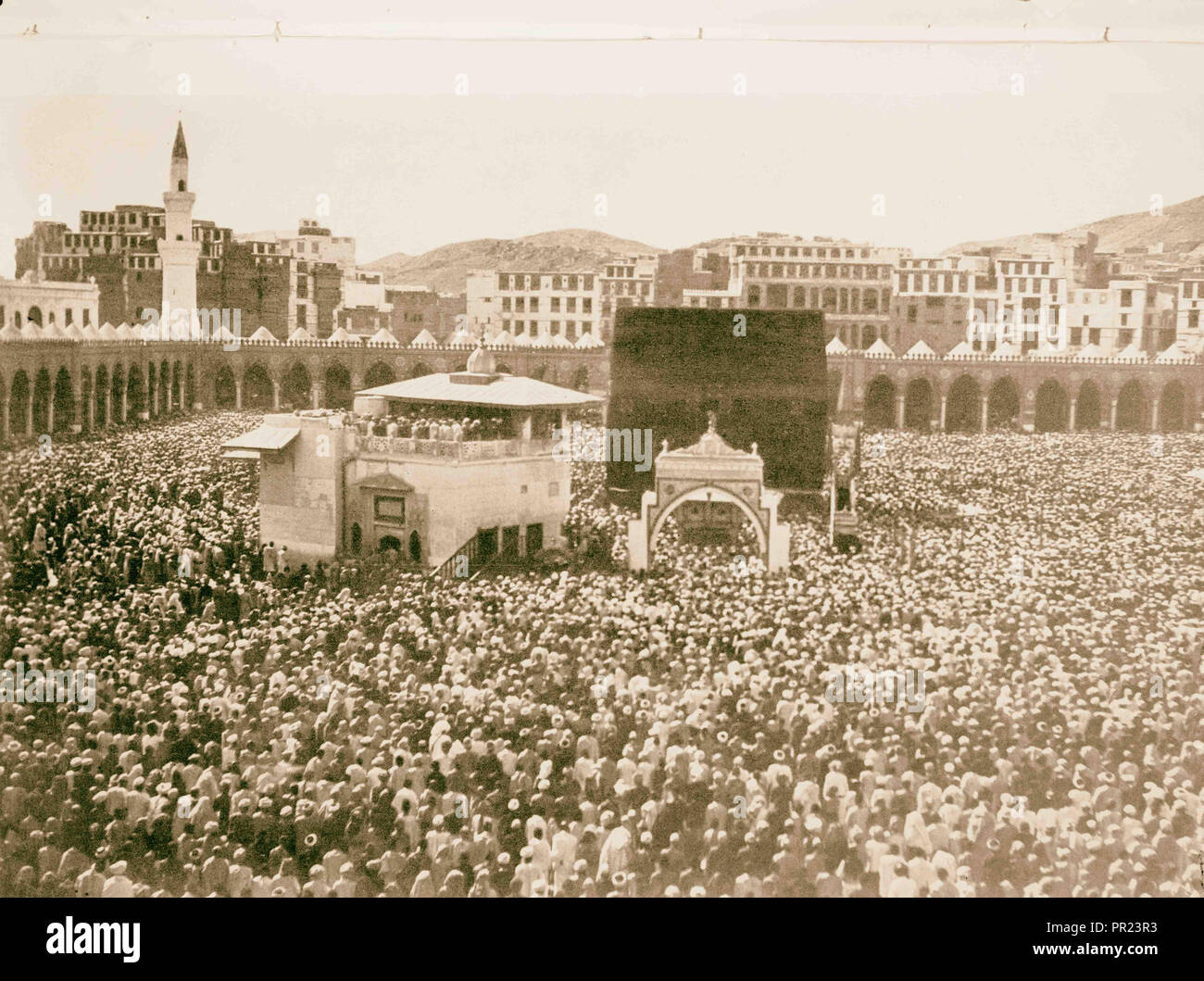 La Mecque, ca. 1910. Vue d'ensemble de Kaaba de monde w/pèlerins. 1910, l'Arabie Saoudite, la Mecque Banque D'Images