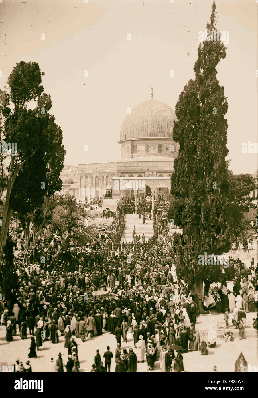 La foule à la mosquée d'Omar, Dôme du Rocher pendant la Semaine Sainte. 1898, Jérusalem, Israël Banque D'Images