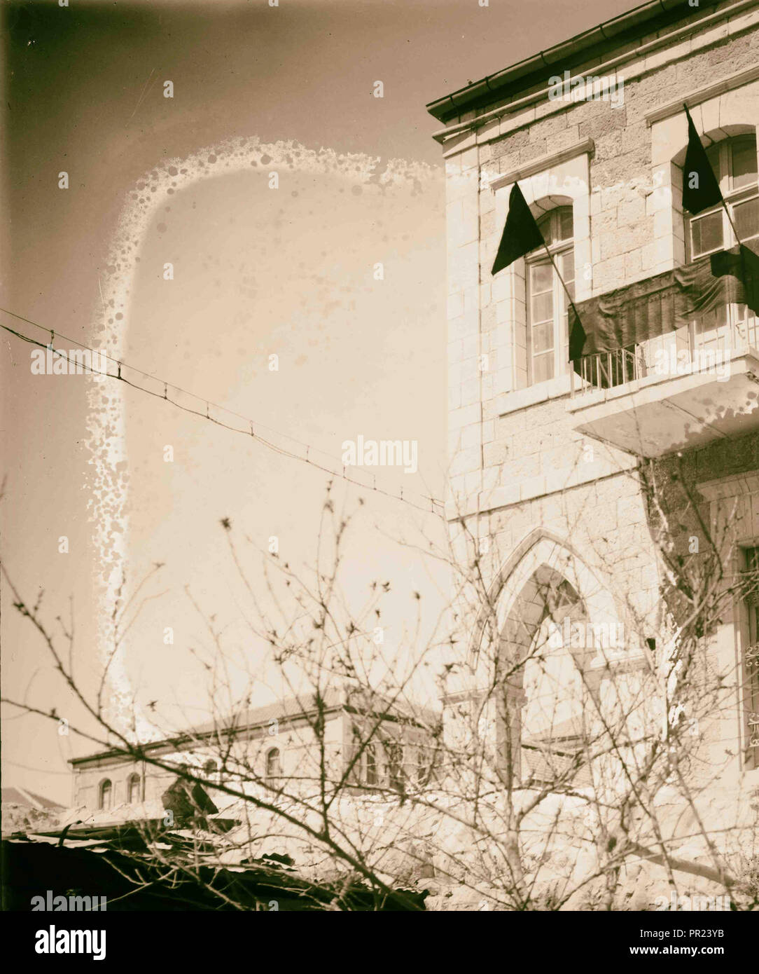 Le Club House arabe drapé de crêpe et drapeaux noirs le jour de l'arrivée de Lord Balfour à Jérusalem, 1925. En 1925, Jérusalem Banque D'Images