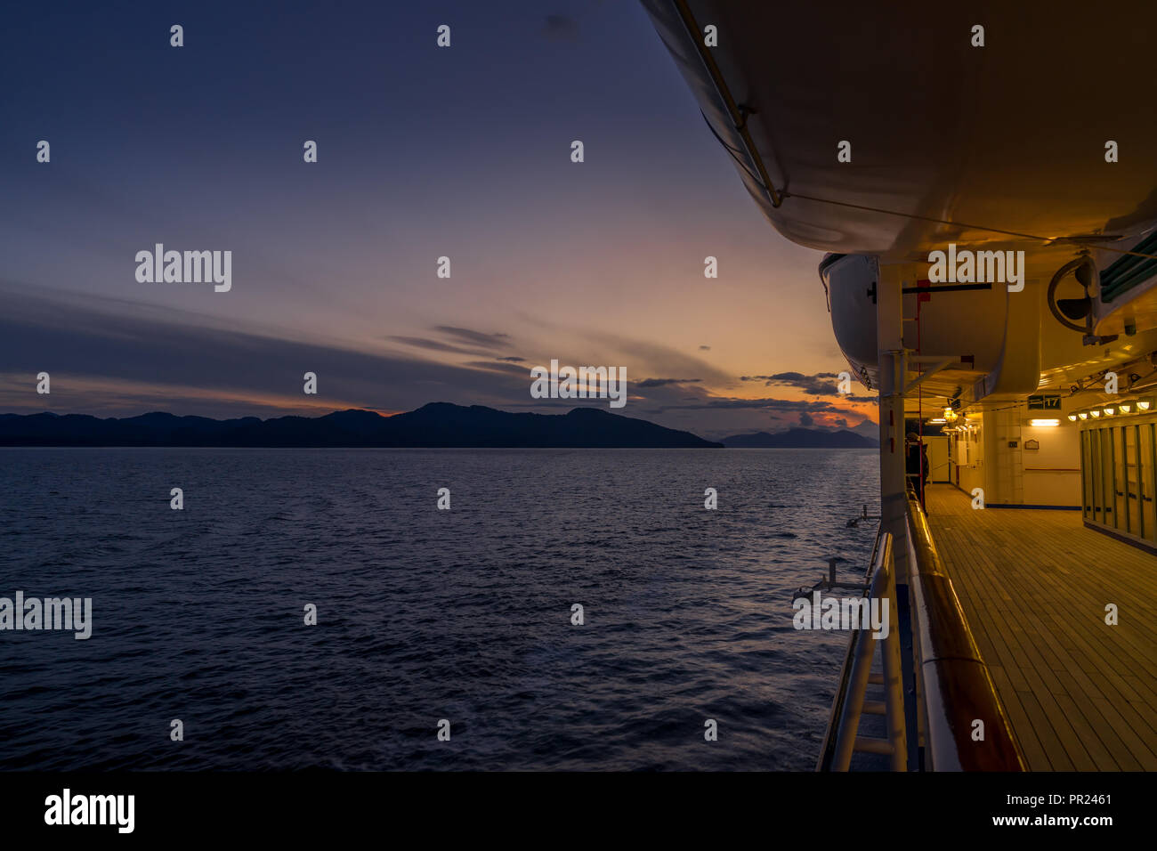 Vue du coucher de soleil de croisière. navire au large de la côte de l'Alaska Banque D'Images