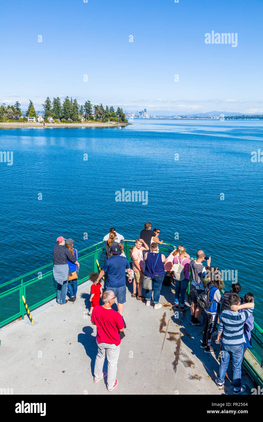 Les gens sur l'arc de Bainbridge Island Ferry à Seattle dans le Puget Sound à Washington, United States Banque D'Images