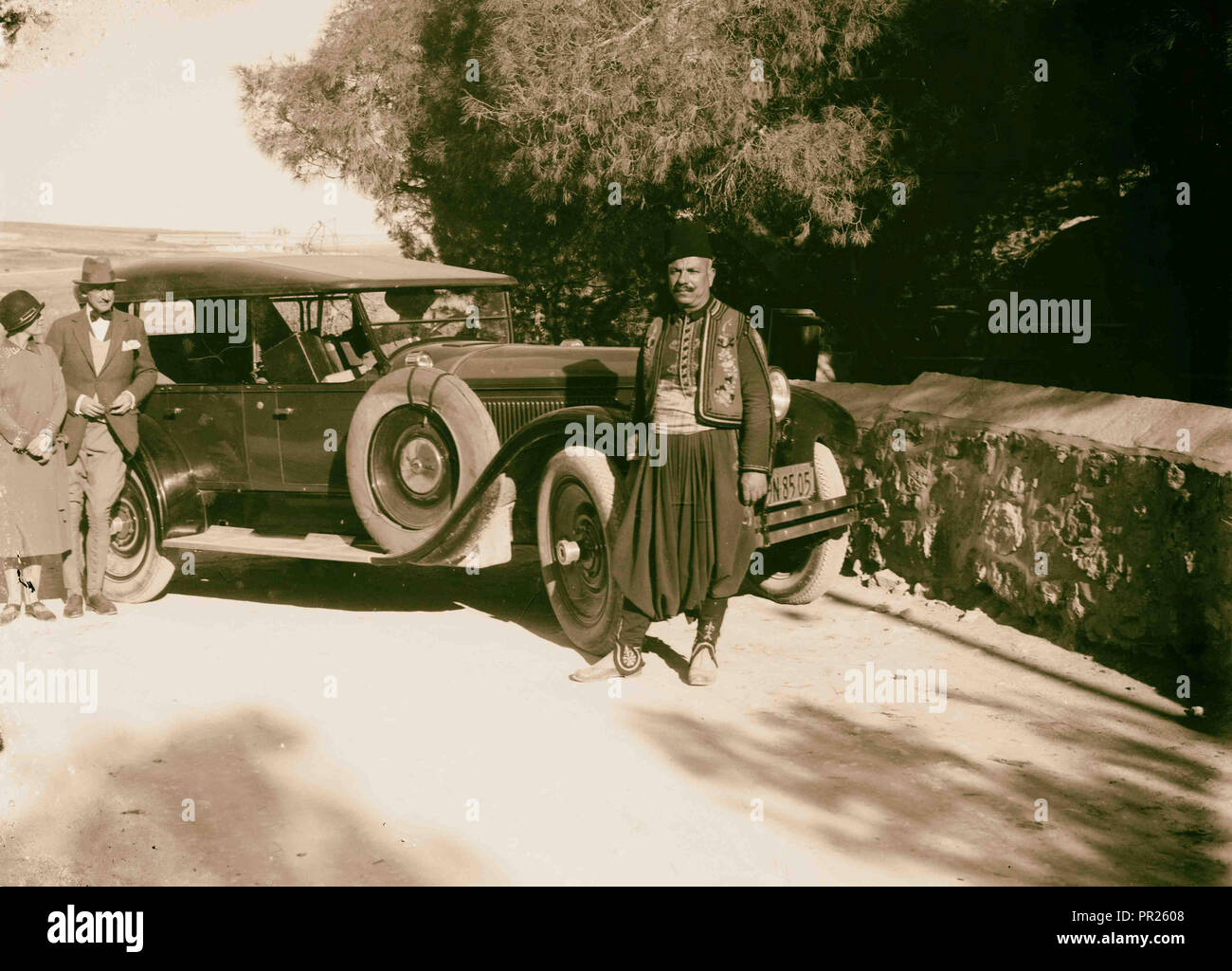 Consul américain Oscar S. Heizer et la femme à côté d'auto. 1923, au Moyen-Orient, Israël et/ou Palestine Banque D'Images