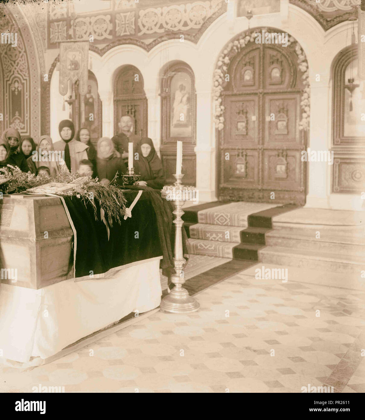 Au cours de la cérémonie funéraire reste de la princesse Elizabeth, sœur de la Tsarine et sa femme de chambre, dans l'Église russe Banque D'Images