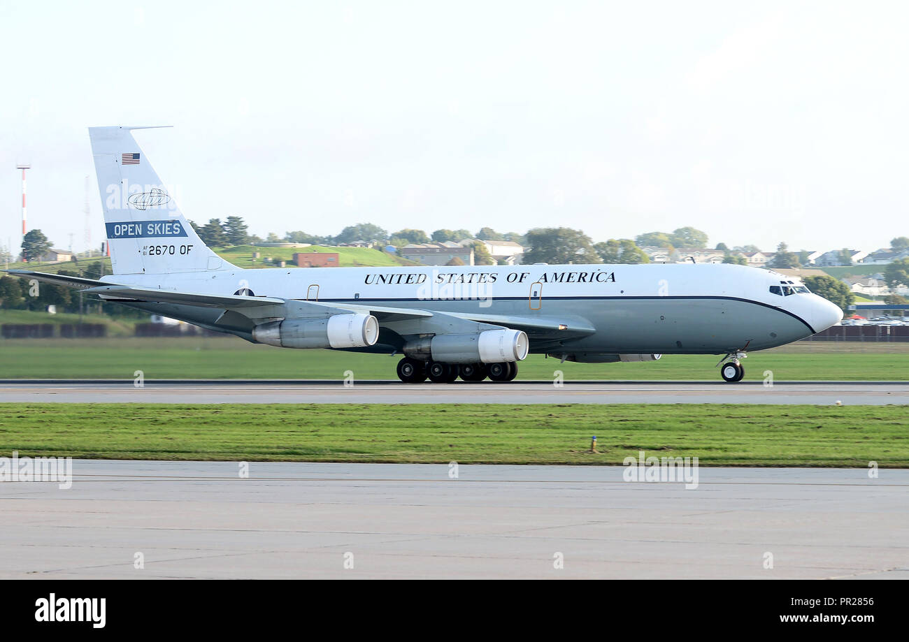 OC-135 un avion décolle de ciel ouvert le 14 septembre 2018 à partir de la ligne de vol à Offutt Air Force Base, Nebraska. L'US Air Force exploite deux Boeing 707 modifié dans le cadre du Traité Ciel ouvert 1992 qui permet aux 26 pays de l'espace aérien intérieur sans restriction de survol pour surveiller l'évolution de la situation militaire. (U.S. Air Force photo par Charles J. Haymond) Banque D'Images
