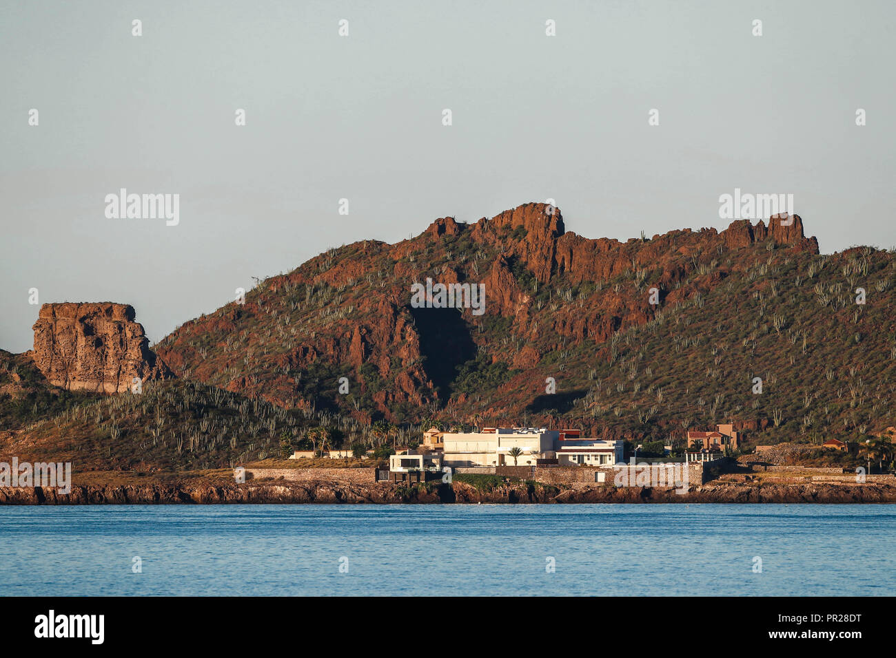 Hill et rock formation. hill entre mer et désert de la baie de San Carlos, Sonora, Mexique. jour, début de Cerro y fomacion de rocas. colina entre el mar y desierto de la bahia de de San Carlos, Sonora, Mexique. dia, temprano (Photo : Luis Gutierrez / NortePhoto.com) , quartier résidentiel, résidentiel, des résidences sur la colline, zona residencial residencial, département, residencias en la colina, Sahuaros, cactus, sommet de montagne Banque D'Images