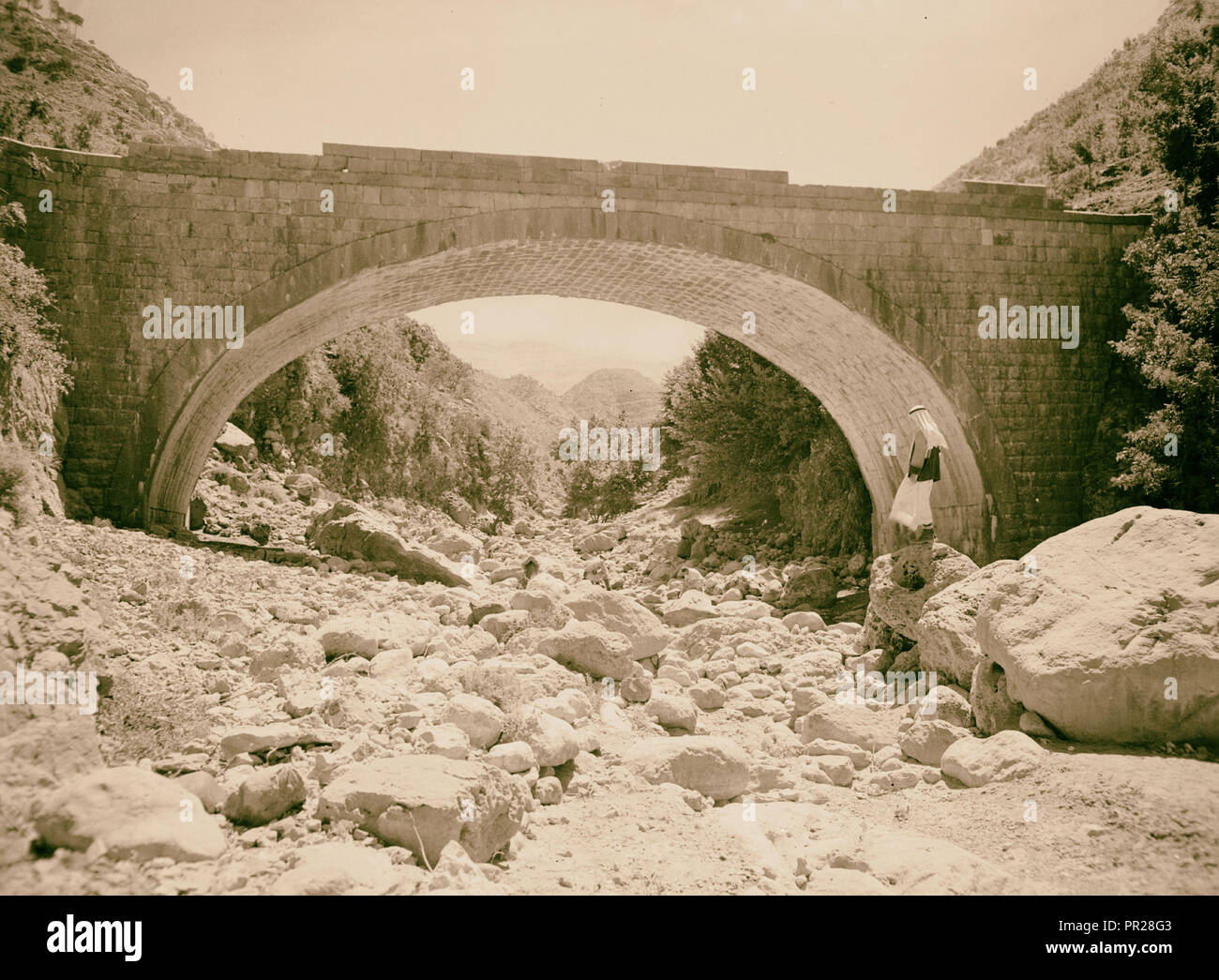 Wady J'Meijina [ ?], les ponts. Sunnin vu dans distance sous arch. 1945, au Moyen-Orient, Israël et/ou Palestine Banque D'Images
