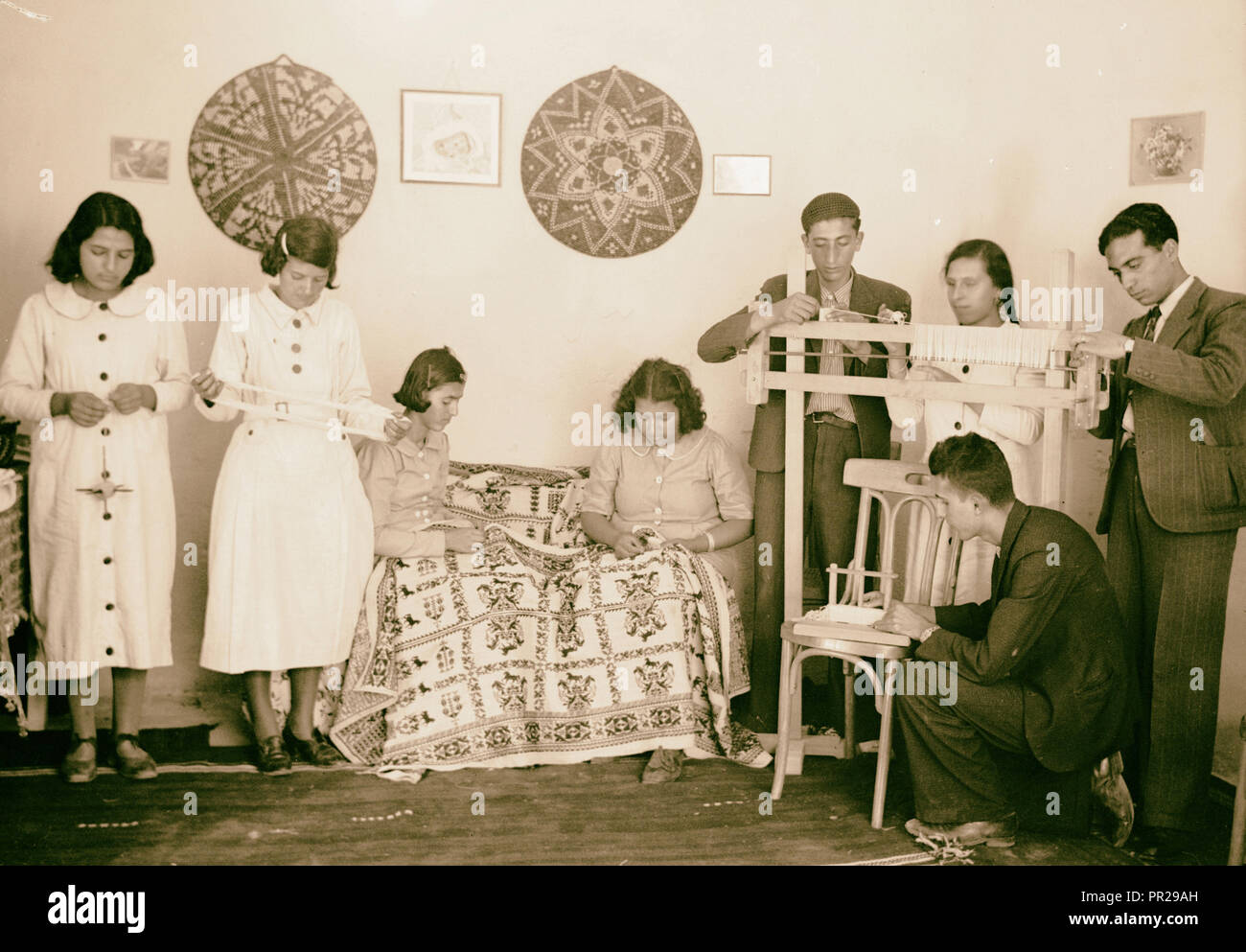 L'Union des femmes arabes de Ramallah un autre coin de les locaux de travail montrant les jeunes au travail. 1934, Cisjordanie, Rām Allāh Banque D'Images