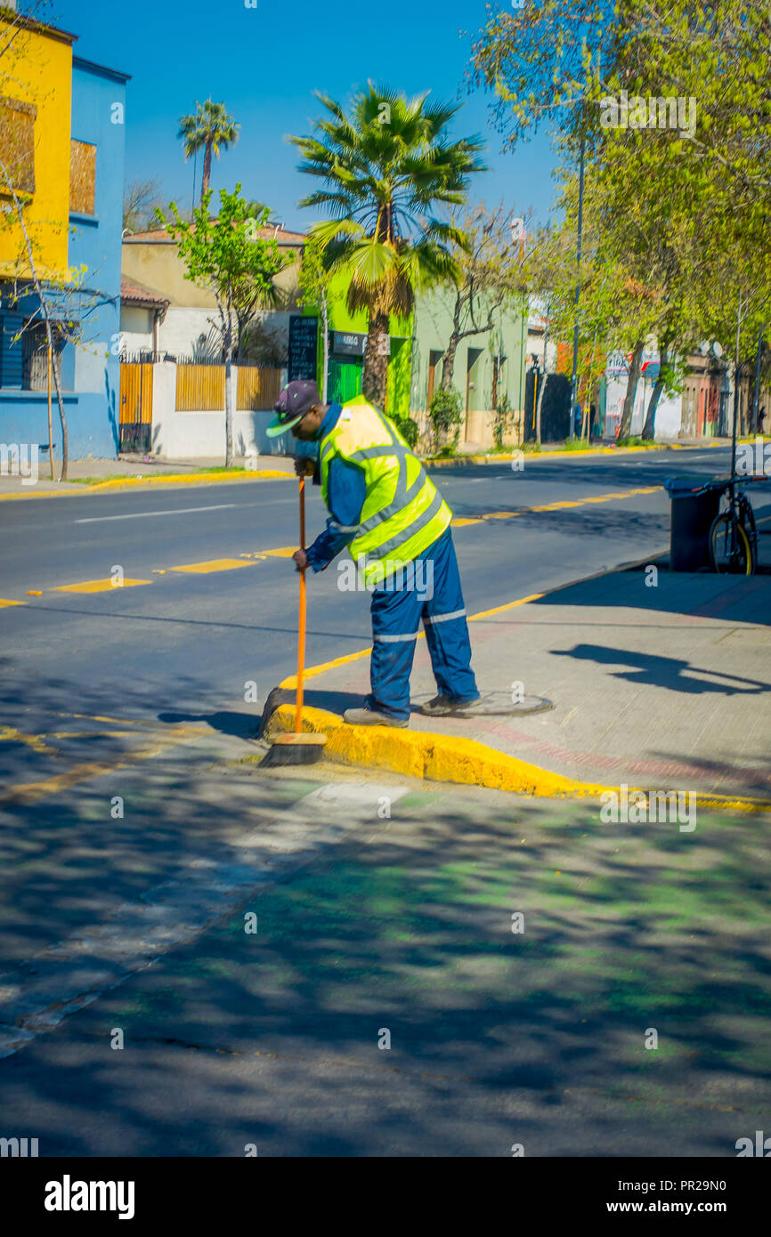 SANTIAGO, CHILI - 17 septembre 2018 : vue extérieure de l'homme non identifié en uniforme et le balayage des rues dans le centre ville de la ville de Santiago Banque D'Images