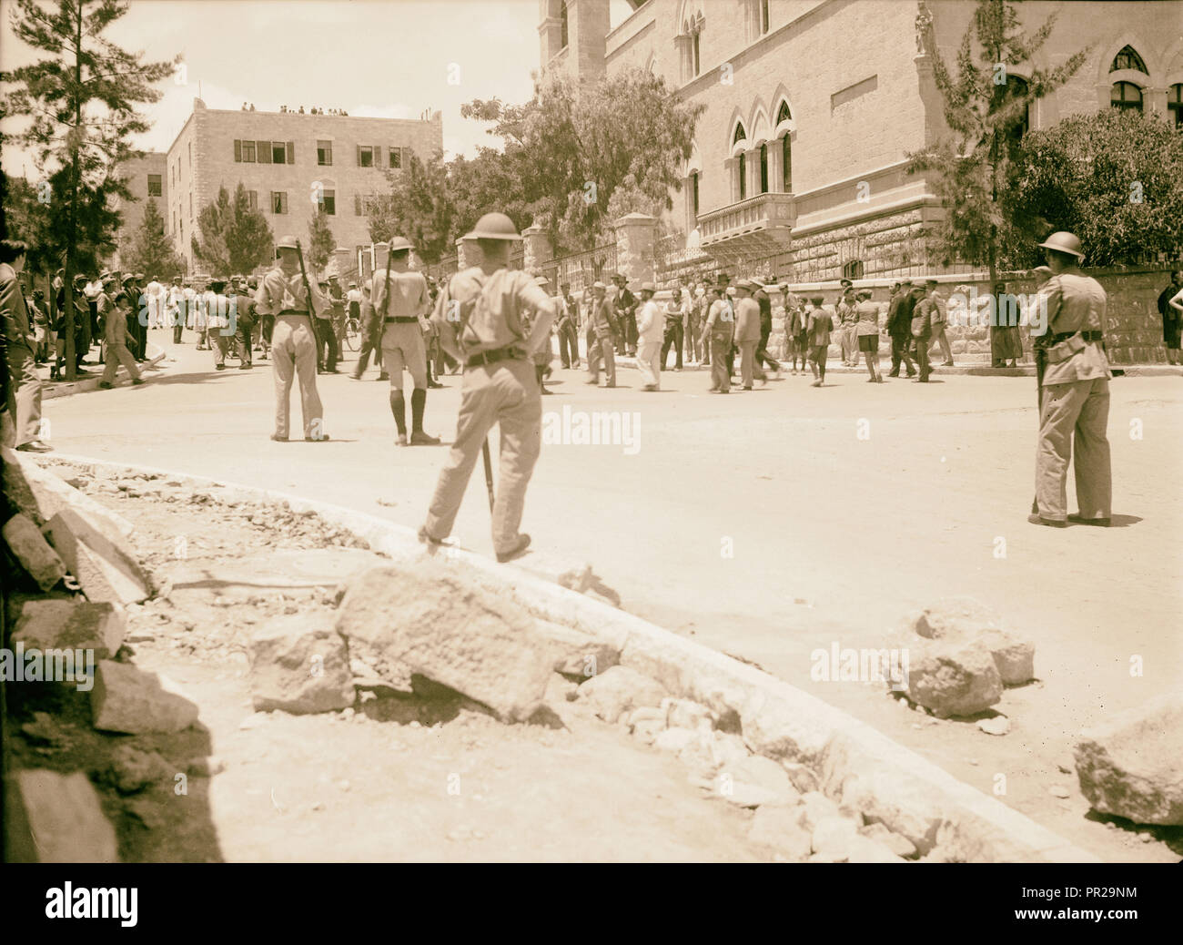 Les perturbations de la Palestine de 1936. Soldats de garde au cours de l'enterrement de la juive Edison Theatre tir. 1936 Banque D'Images