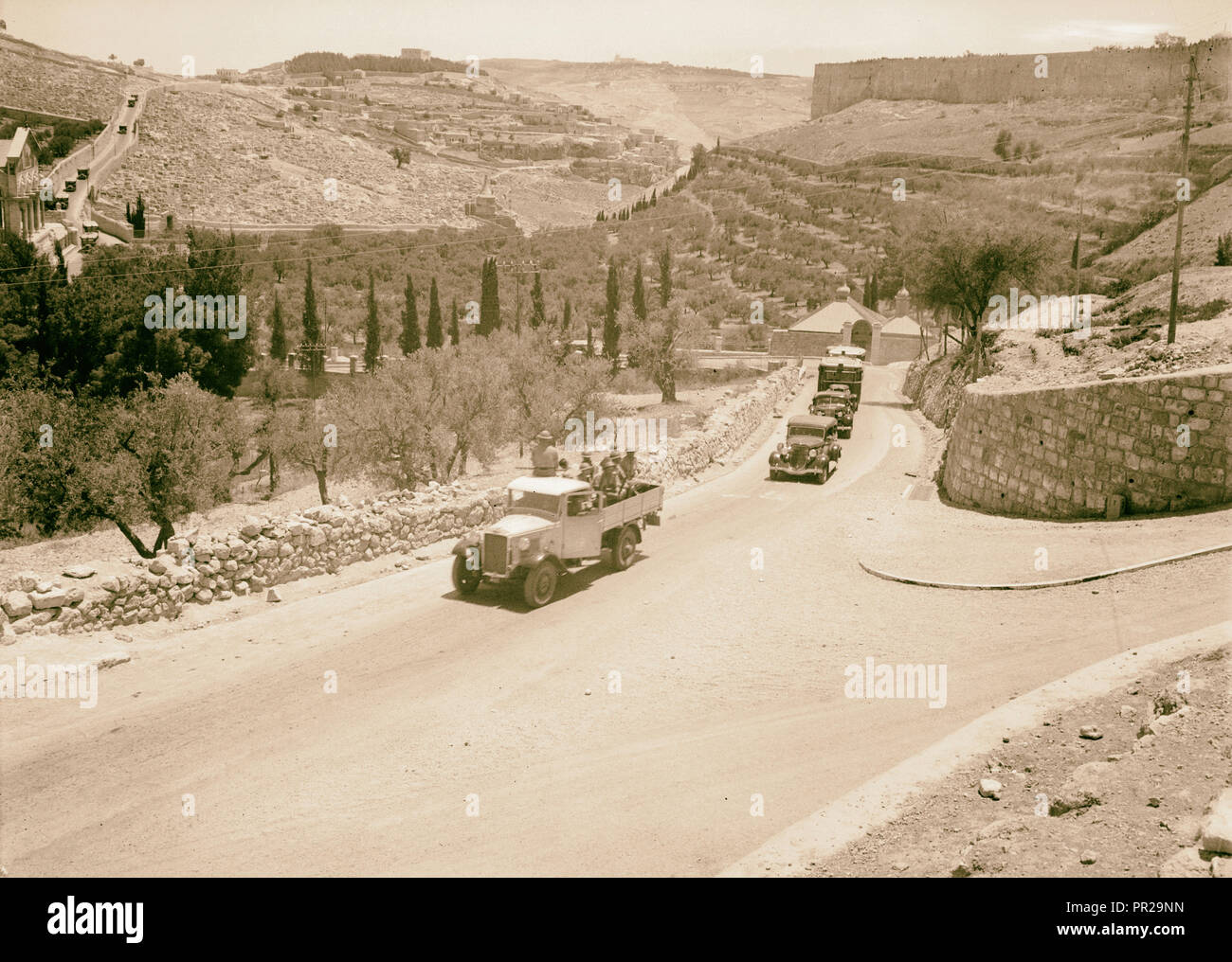Les perturbations de la Palestine de 1936. Longue ligne de bus juif revenant de l'enterrement, sous escorte policière. 1936 Banque D'Images