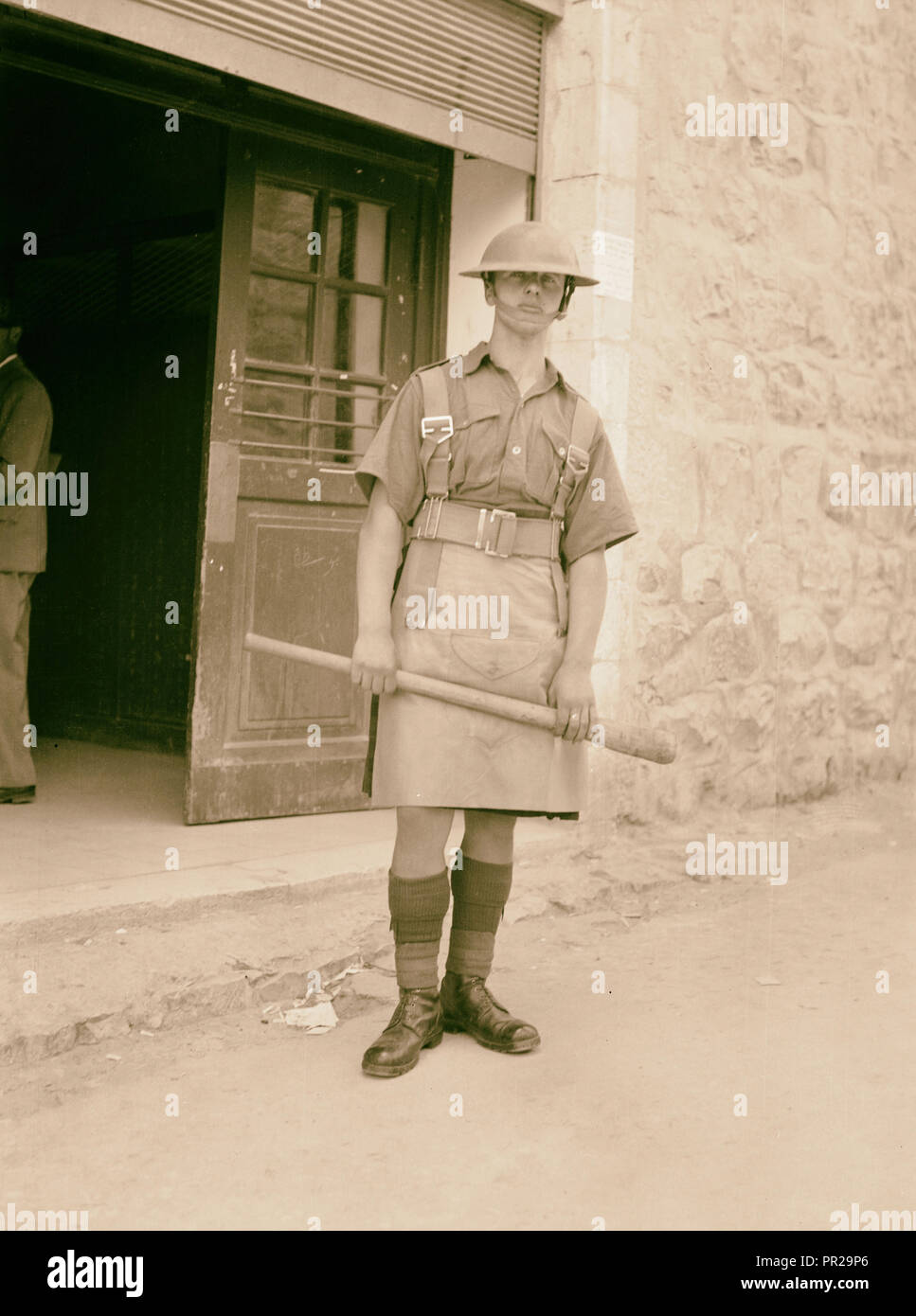Les perturbations de la Palestine de 1936. Avec le club des soldats gardant au bureau de poste. 1936 Banque D'Images