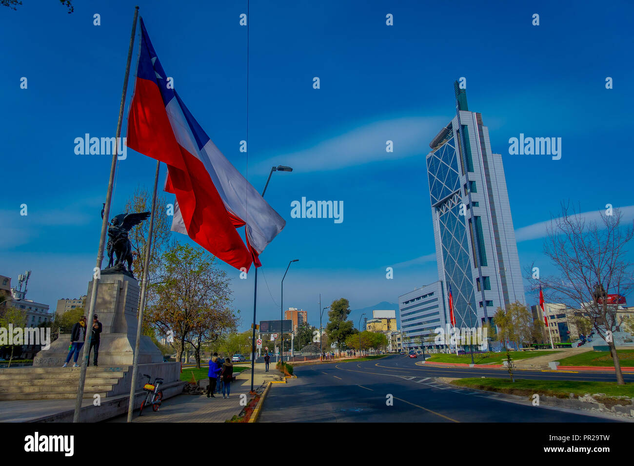 SANTIAGO, CHILI - 14 septembre 2018 : des personnes non identifiées, marcher dans les rues avec un superbe immeubles de bureaux modernes à financial district à Las Condes Banque D'Images