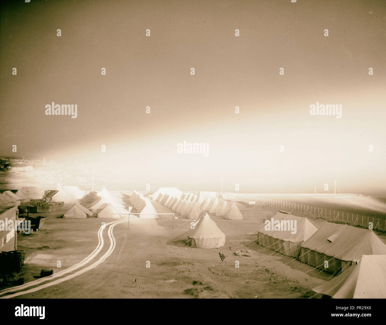 Les perturbations de la Palestine de 1936. Une nuit photo montrant camp militaire et d'Olivet (à distance) éclairé par le faisceau du projecteur Banque D'Images