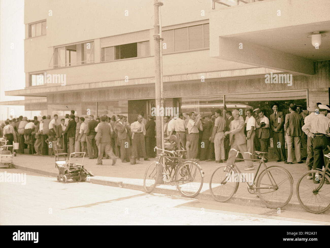 Chauffeurs juif etc. dans la longue file d'attente à Tel Aviv a[c]quiring licences( ?). 1939, Israël, Tel Aviv Banque D'Images