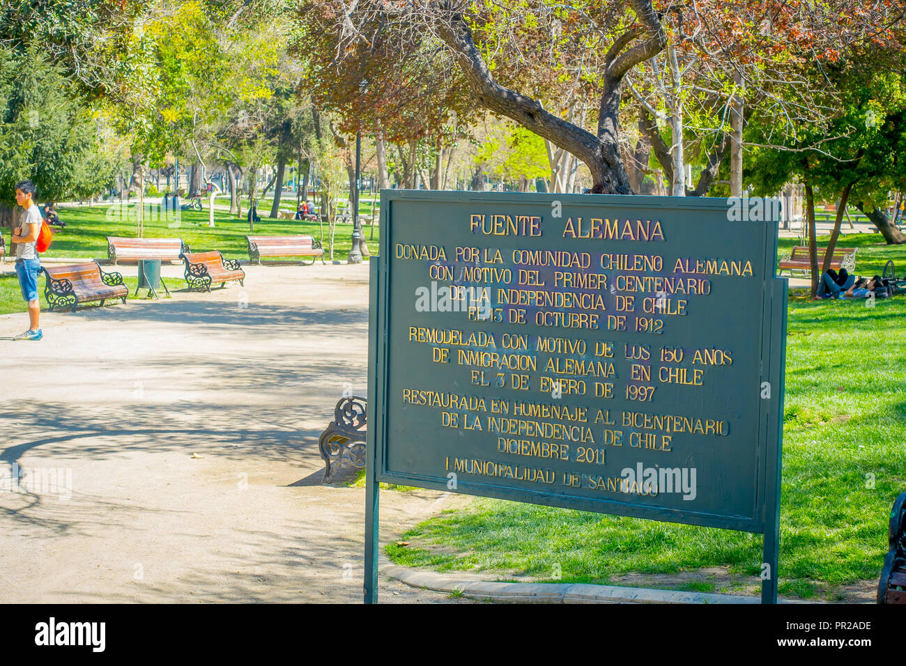 SANTIAGO, CHILI - 13 septembre 2018 : vue extérieure de l'information signe de description de fontaine allemande dans une structure métallique dans le parc Forestal situé à Santiago, capitale du Chili Banque D'Images