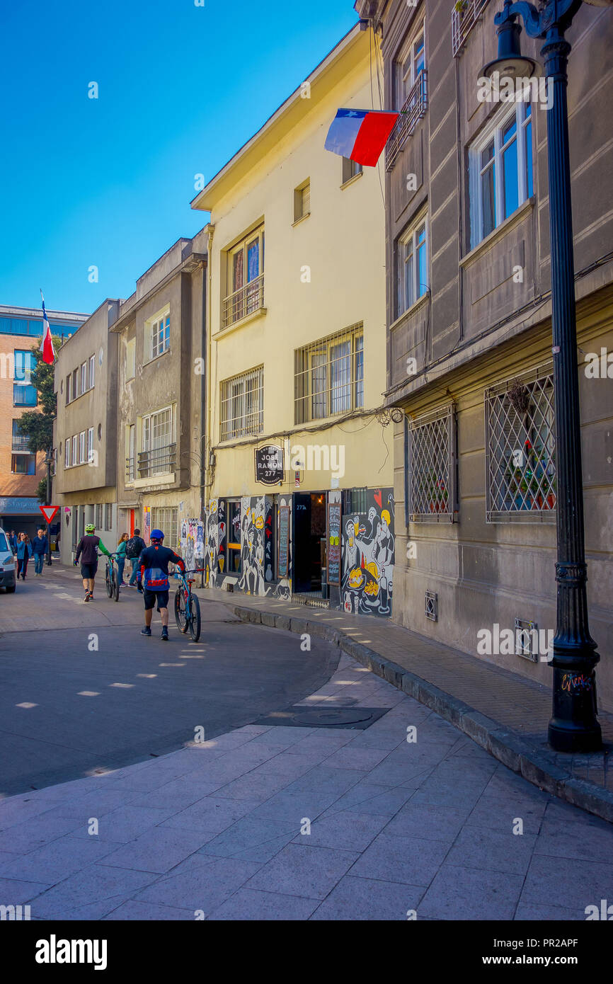 SANTIAGO, CHILI - 13 septembre 2018 : des personnes non identifiées, marcher dans les rues de Lastarria située à Santiago du Chili Banque D'Images