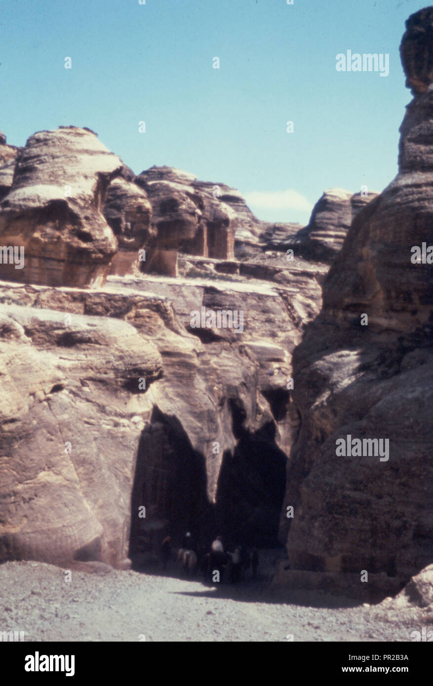 Petra. Horse Rider entrant Siq. 1950, Jordanie, Petra, la ville disparue Banque D'Images