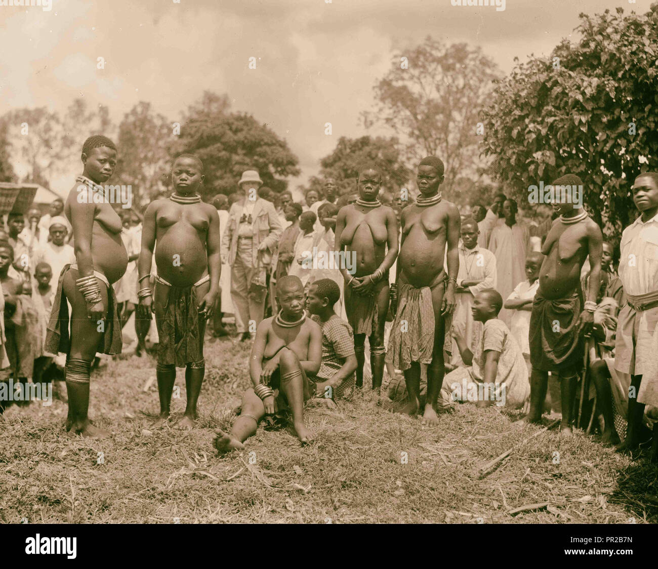 L'Ouganda. De Hoima à Fort Portal. Types dans le marché d'origine. 1936, l'Ouganda Banque D'Images