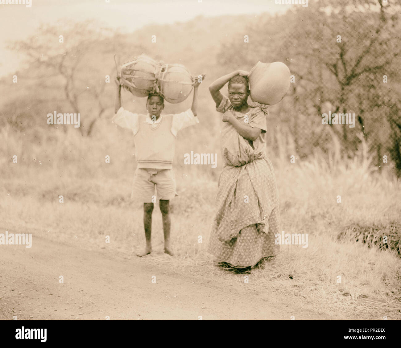 Types d'Ouganda sur route à Jinja. 1936 Banque D'Images