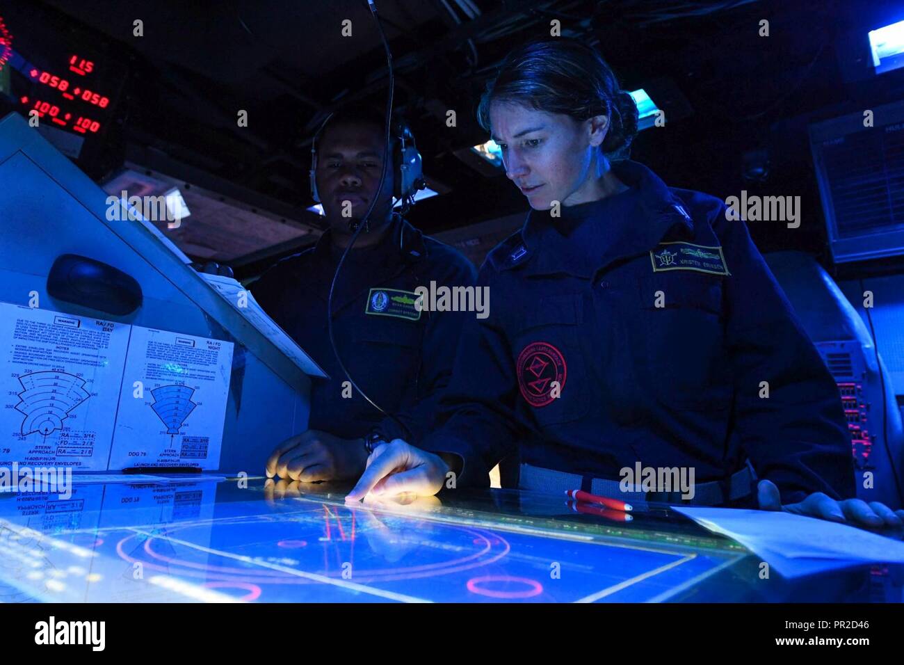 Océan Atlantique (22 juillet 2017) - les tactiques de Guerre Le lieutenant Instructeur Kristen Erikson, du Naval Surface Warfare Center, Mines et discute de la manœuvres tactiques de la classe Arleigh Burke destroyer lance-missiles USS James E. Williams (DDG 95) Juillet 22, 2017. James E. Williams, home-porté à Norfolk, en Virginie, est sur un déploiement systématique de la sixième flotte américaine zone d'opérations à l'appui de la sécurité nationale des États-Unis en Europe. Banque D'Images