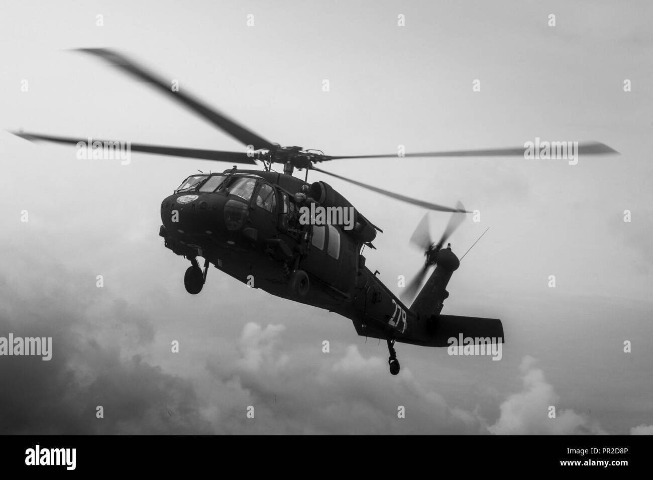 Avec la 76e Brigade d'infanterie, l'équipe de combat de la Garde nationale de l'Indiana, d'être transporté via un UH-60 Black Hawk de l'entreprise C, 1er Bataillon, 131e, de l'Aviation Army National Guard de la Caroline du Nord, à l'avant à la Forge d'exploitation Joint Readiness Training Centre, à Fort Polk, en Louisiane, le 23 juillet 2017. ( Banque D'Images