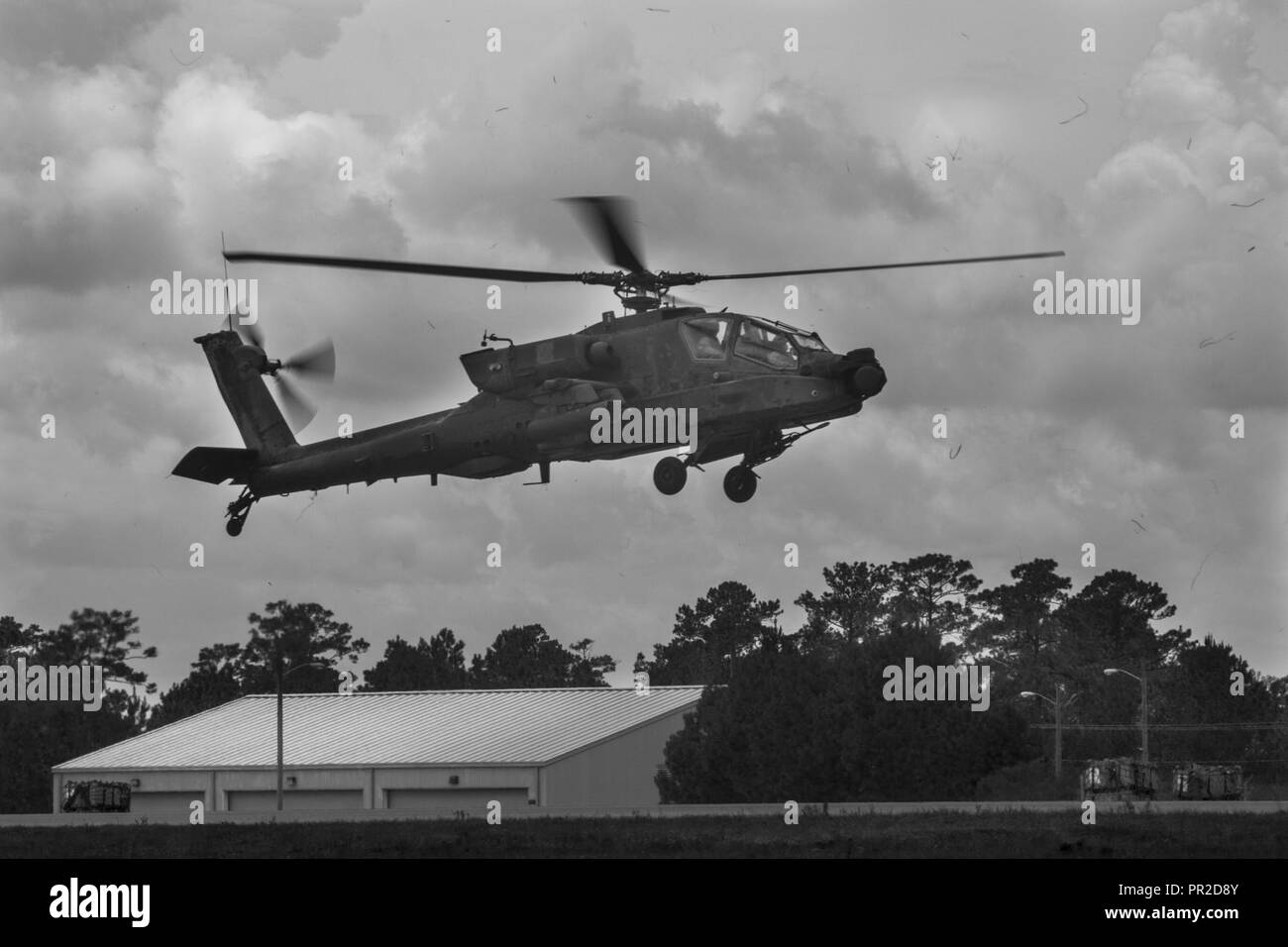 L'hélicoptère d'attaque AH-64 Apache à partir de la Compagnie C, 1er Bataillon, 130er Aviation, la Garde nationale de Caroline du Nord, se prépare à la terre, à l'avant à la Forge d'exploitation Joint Readiness Training Centre, à Fort Polk, en Louisiane, le 23 juillet 2017. ( Banque D'Images