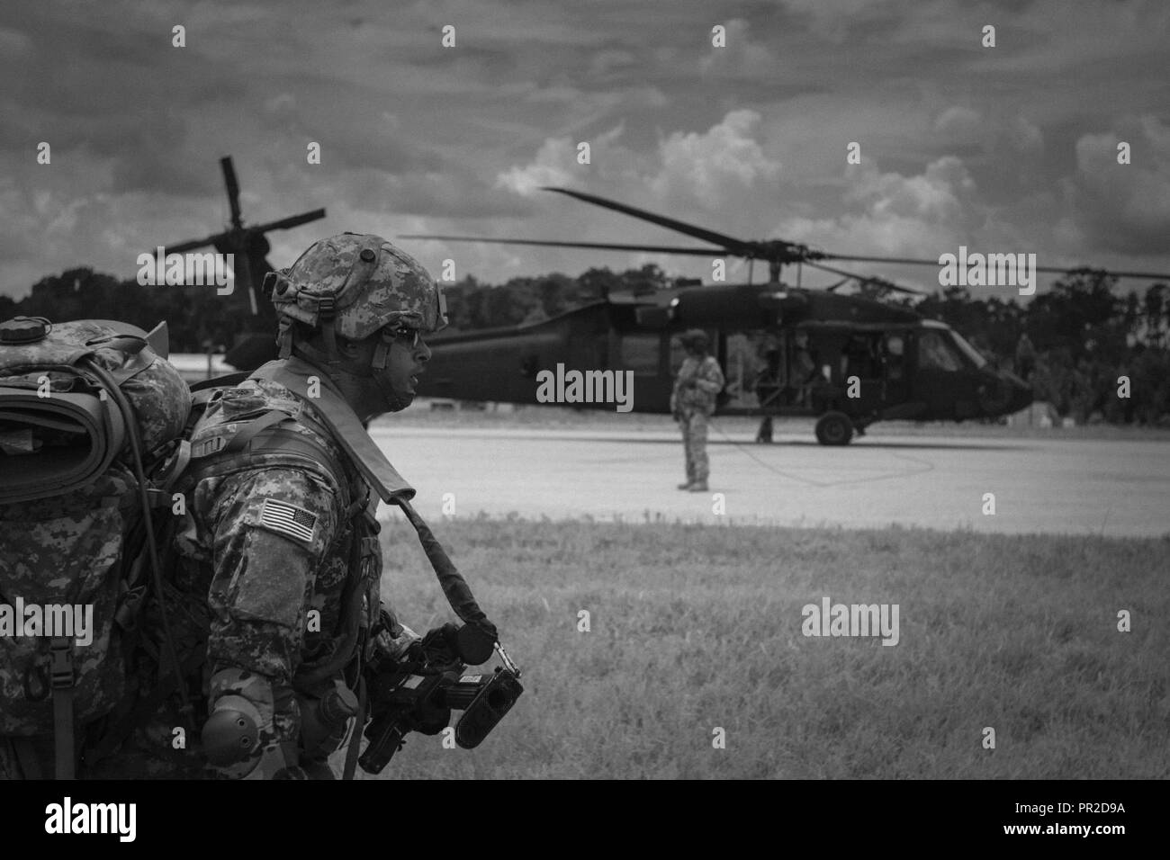 Elliot, DeJesus de Bayamon, Puerto Rico, de la société B, 1er Bataillon, 65ème d'infanterie, Puerto Rica Army National Guard, préparez-vous à bord d'un hélicoptère UH-60 Black Hawk à la base d'opérations avancée Forge au Joint Readiness Training Centre, à Fort Polk, en Louisiane, le 23 juillet 2017. Le Porto Rico est montée à la Garde nationale de l'Indiana's 76th Infantry Brigade Combat Team pour son JRTC rotation. ( Banque D'Images