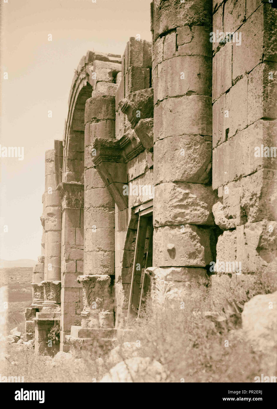 À l'Est de la Jordanie et la mer Morte. Colonnes de l'Arc de triomphe [Jerash]. 1900, Jordanie, Gérasa, ville disparue Banque D'Images