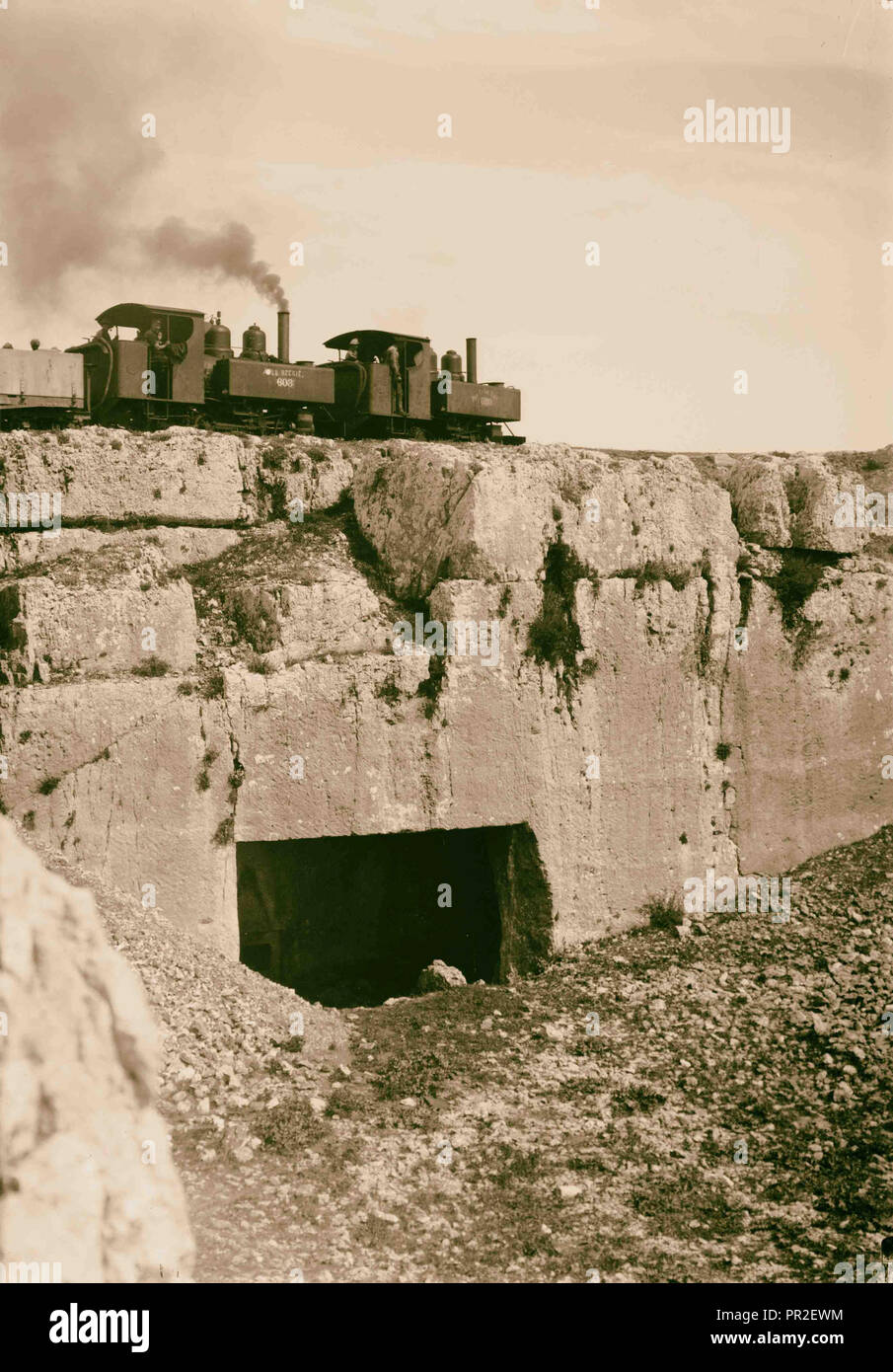 Divers résultats de la guerre light railway crossing over tombes anciennes. 1918, Jérusalem, Israël Banque D'Images