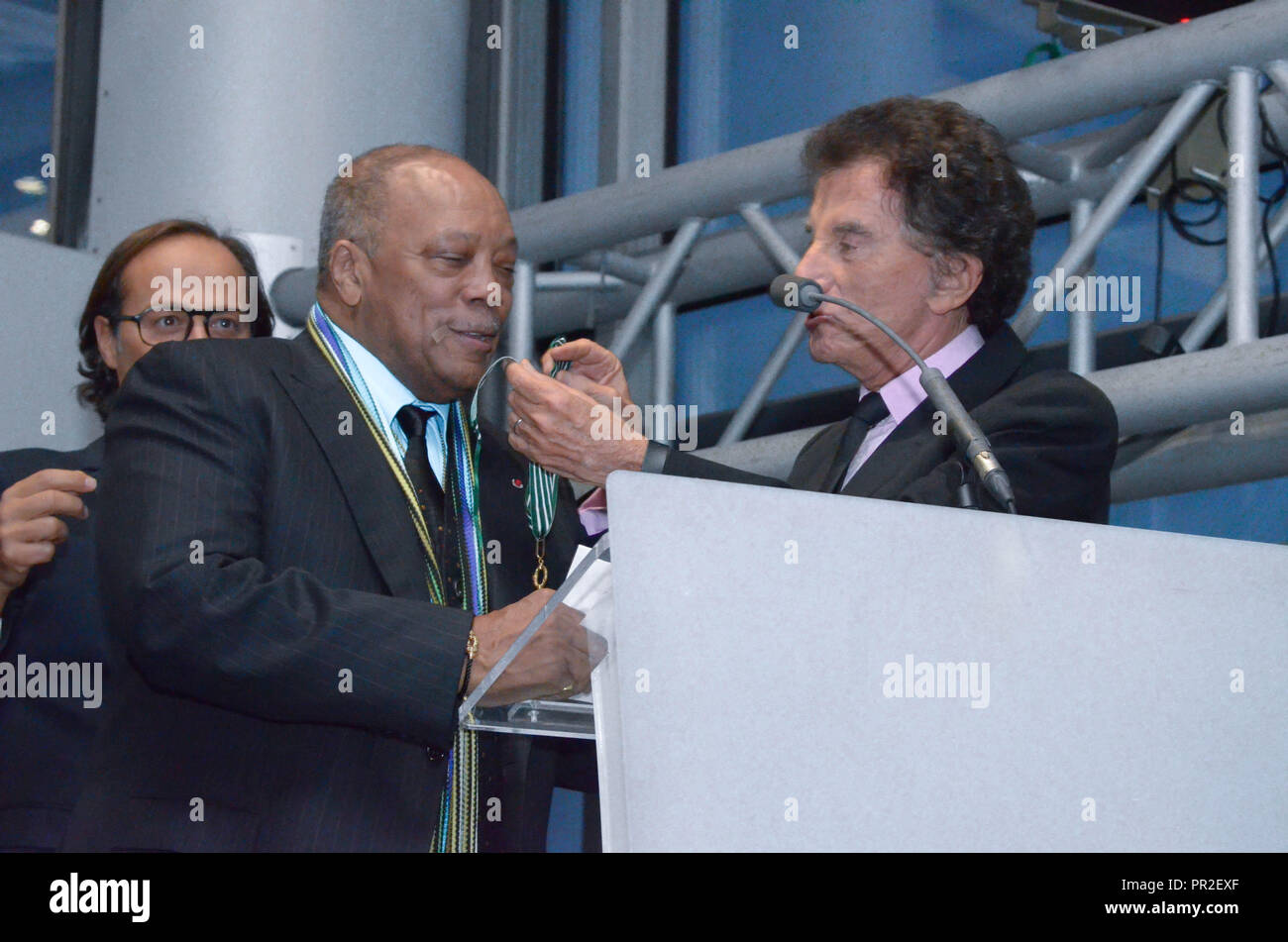 Quincy Jones fait commandeur de l'Ordre des Arts et des Lettres par Jack Lang Banque D'Images