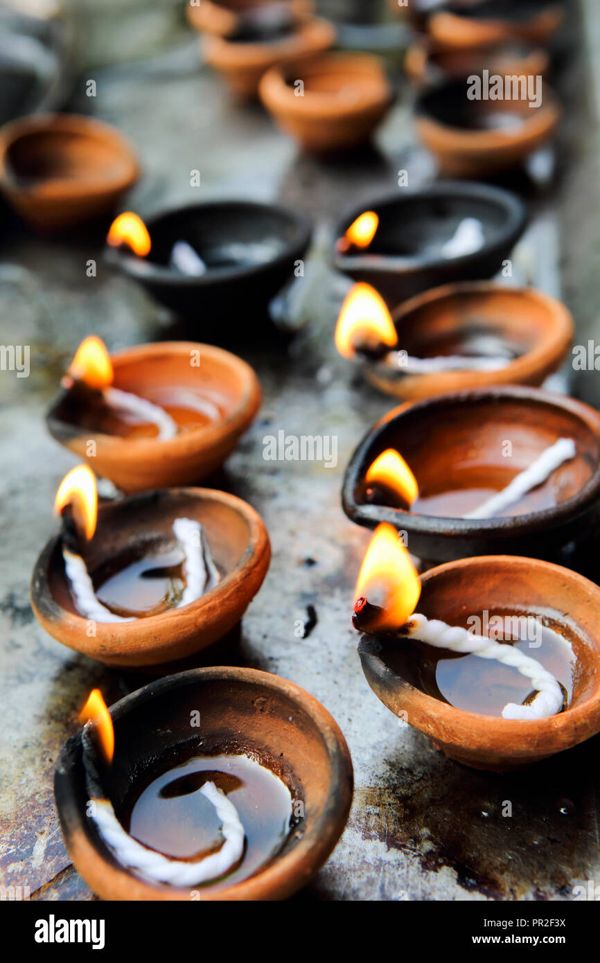 Bougies en argile brûlant dans un temple bouddhiste à Colombo, Sri Lanka Banque D'Images