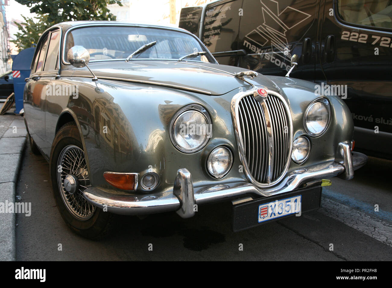 Jaguar S-type berline produite par Jaguar Cars de 1963 à 1968, représenté à Prague, République tchèque. Banque D'Images