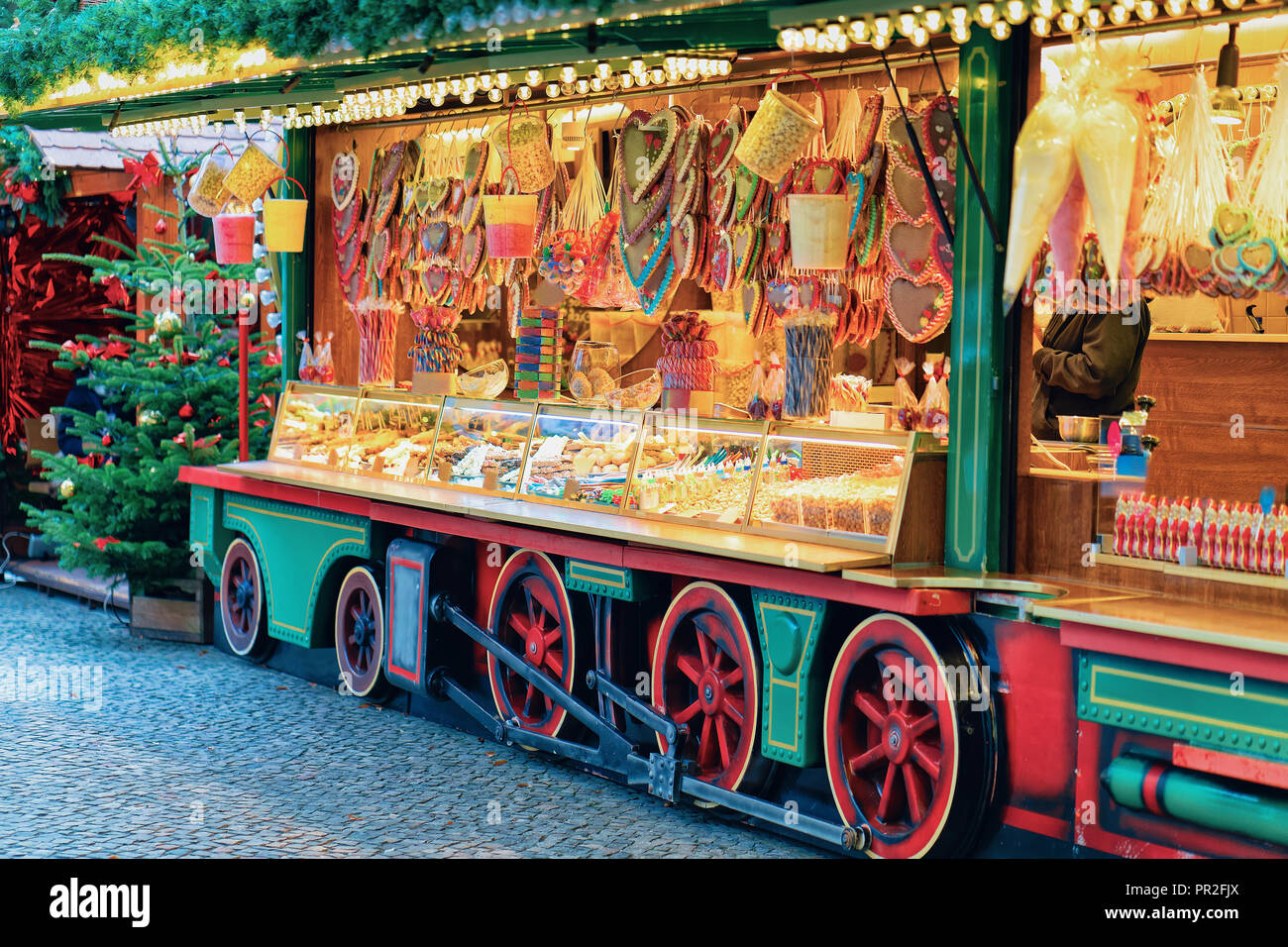 L'alimentation au Marché de Noël à l'Opernpalais à Mitte en hiver, Berlin, Allemagne. Juste avent la Décoration et stands de produits d'artisanat sur le bazar. Banque D'Images