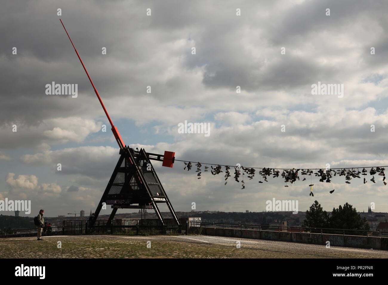 Métronome de Prague (Pražský metronom) conçu par le sculpteur tchèque Vratislav Karel Novák (1991) et de vieilles bottes accrocher sur le câble électrique dans le parc Letná Letenské sady () à Prague, République tchèque. Selon la légende locale, les adolescents chaussures jeter sur le câble, lorsqu'ils perdent leur virginité. Banque D'Images Métronome de Prague (Pražský metronom) conçu par le sculpteur tchèque Vratislav Karel Novák (1991) et de vieilles bottes accrocher sur le câble électrique dans le parc Letná Letenské sady () à Prague, République tchèque. Selon la légende locale, les adolescents chaussures jeter sur le câble, lorsqu'ils perdent leur virginité. Banque D'Images