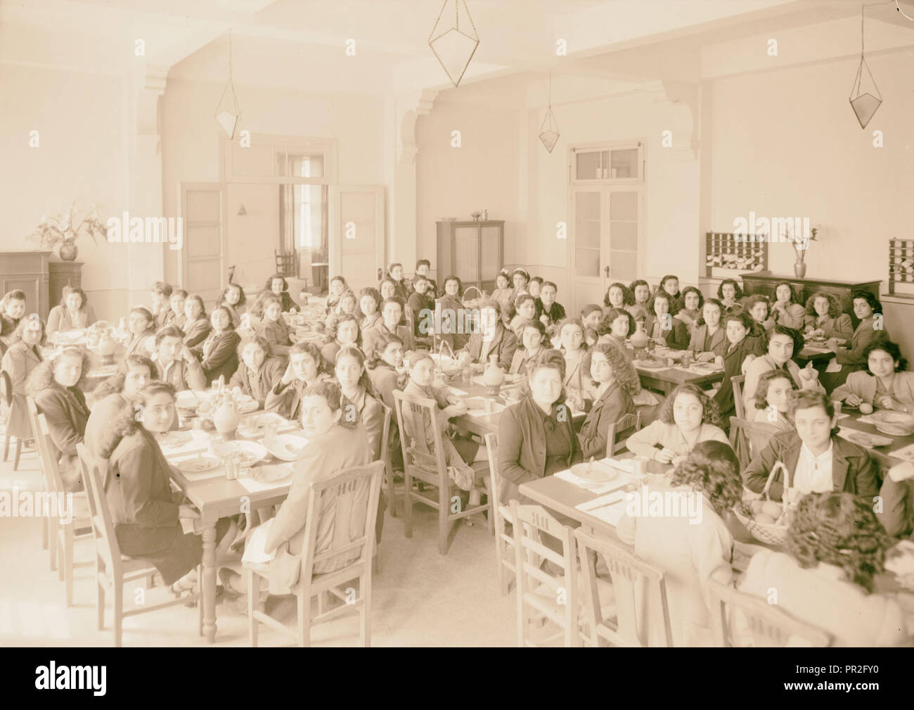 Tripoli, Am. [C.-à-d., American] Mission de filles de salle à manger à partir de windows. 1946, Tripoli, Liban Banque D'Images